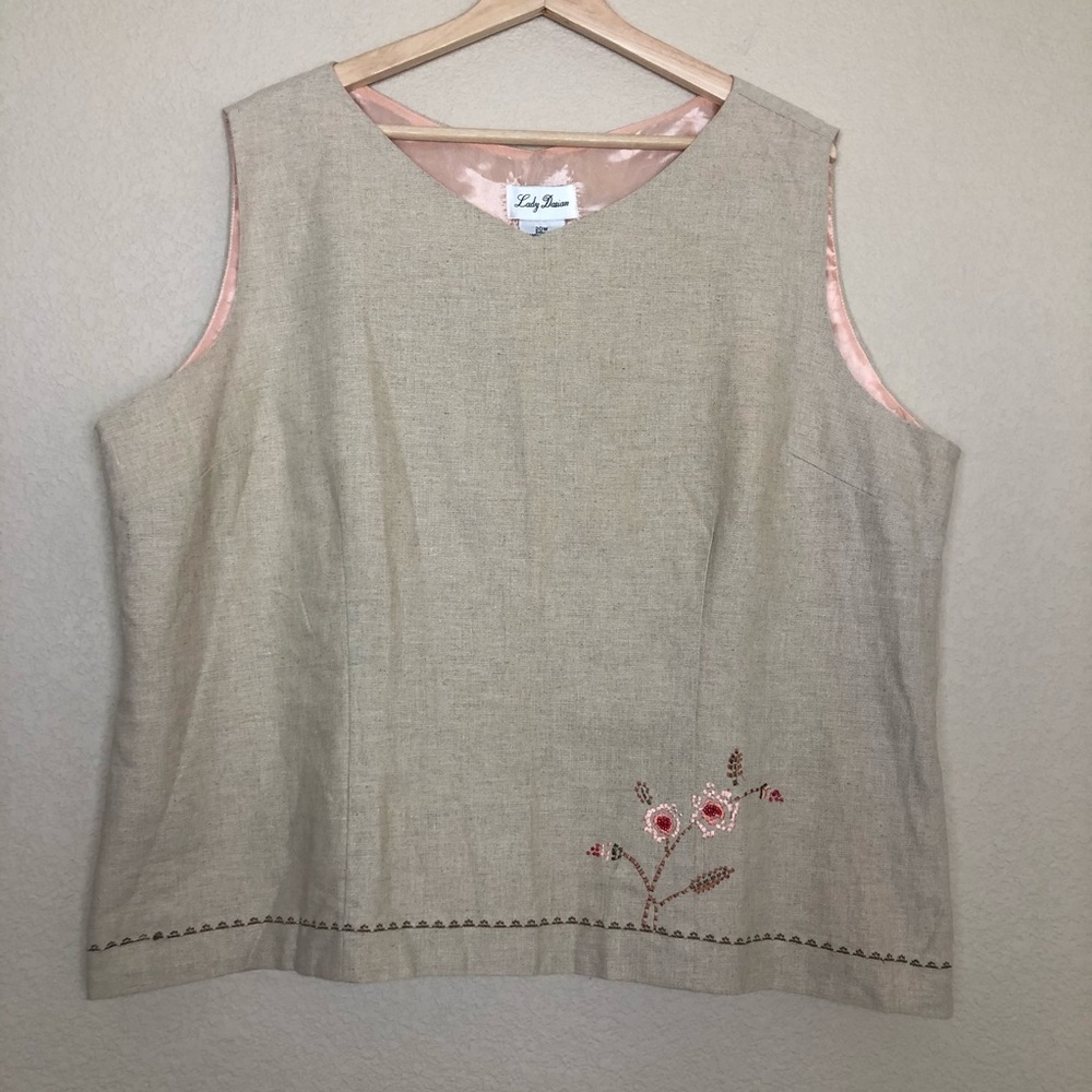 Lady Darian linen shell with embroidered flower